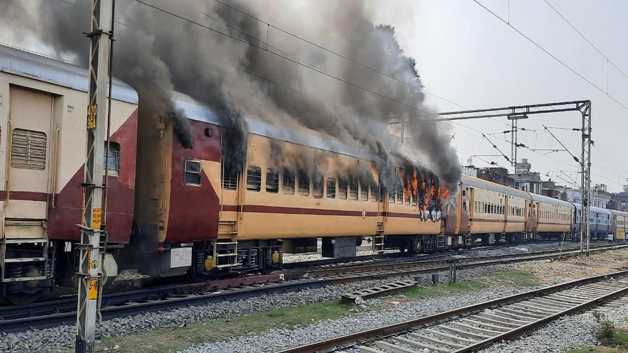 RRB-NTPC Result: गया जंक्शन पर छात्रों ने ट्रेन में लगायी आग, पुलिस ने दागे आंसू गैस के गोले, देंखे PHOTO