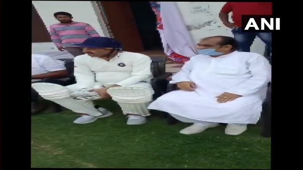 लॉकडाउन में क्रिकेट खेलने पहुंचे मनोज तिवारी, सोशल डिस्टेंसिंग की भी जमकर उड़ाई धज्जियां