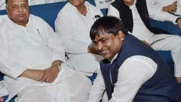 जेल में बंद यूपी के पूर्व मंत्री गायत्री प्रजापति के घर छापे में मिले 11 लाख के पुराने नोट, ईडी के हाथ लगी 100 बेनामी संपत्तियां