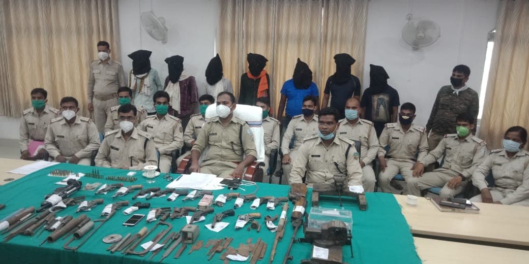 मिनी गन फैक्ट्री का खुलासा, चाइनीज पिस्तौल समेत 20 हथियार जब्त, सात गिरफ्तार
