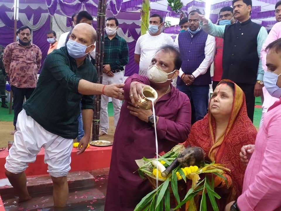 Chhath Puja 2020 : झारखंड के पेयजल एवं स्वच्छता मंत्री मिथिलेश कुमार ठाकुर ने मनाया छठ, सपरिवार उगते सूर्य को दिया अर्घ