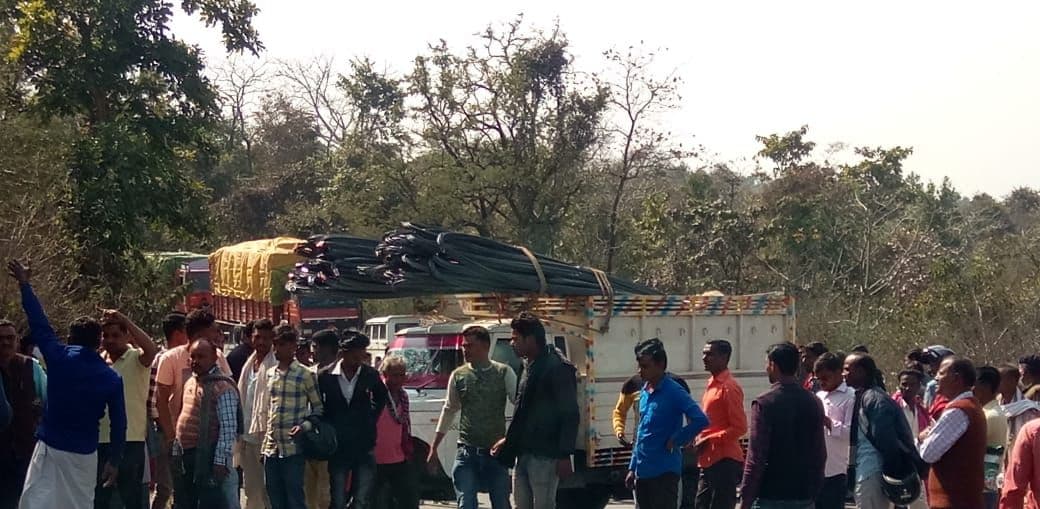 Jharkhand News : गढ़वा में ट्रक-बाइक की सीधी टक्कर, सड़क हादसे में दो सगे भाइयों की मौत, मुआवजे के बाद हटा सड़क जाम