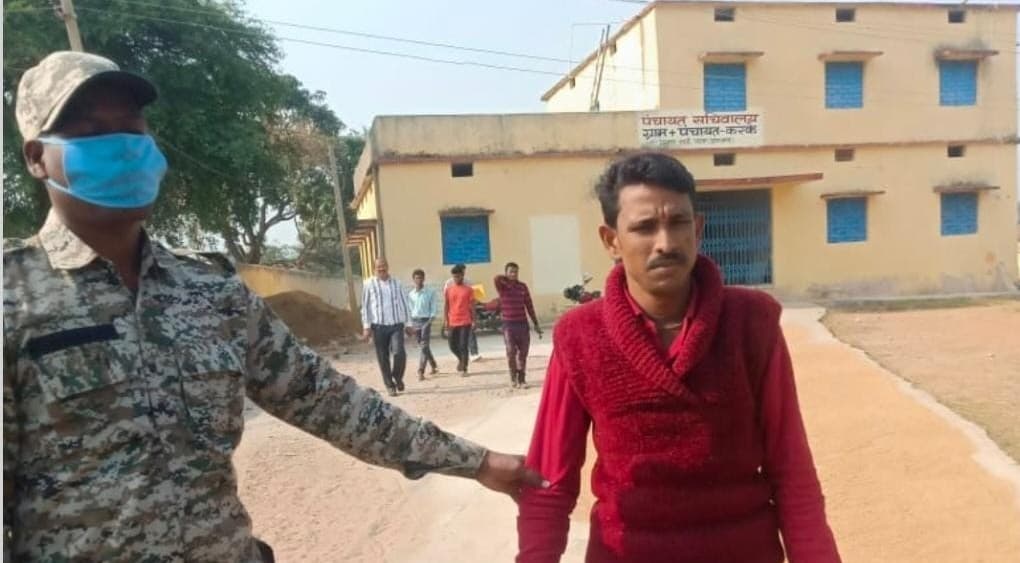 झारखंड के गढ़वा में रोजगार सेवक रिश्वत लेते गिरफ्तार, एसीबी की टीम ने पंचायत सचिवालय से दबोचा, पढ़िए क्या है पूरा मामला