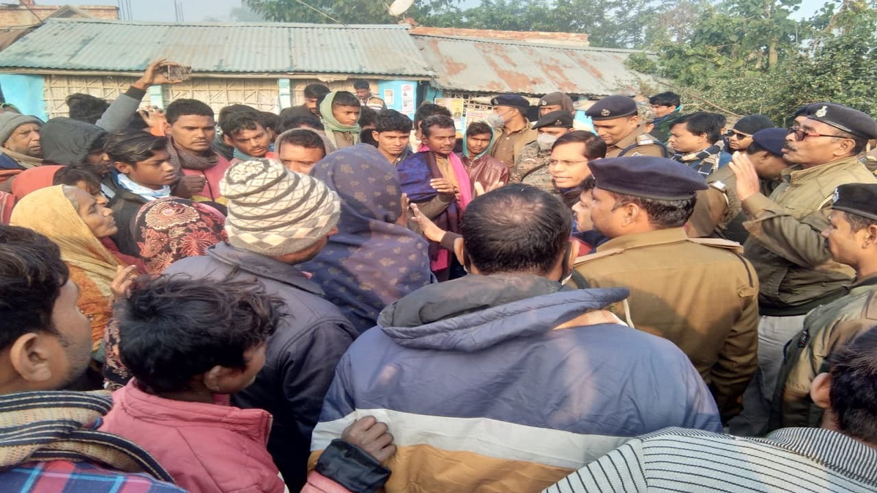 Bihar News: मधेपुरा में मतदान के दौरान ताबड़तोड़ गोलीबारी, वार्ड सदस्य उम्मीदवार की मौत, विरोध में सड़क जाम