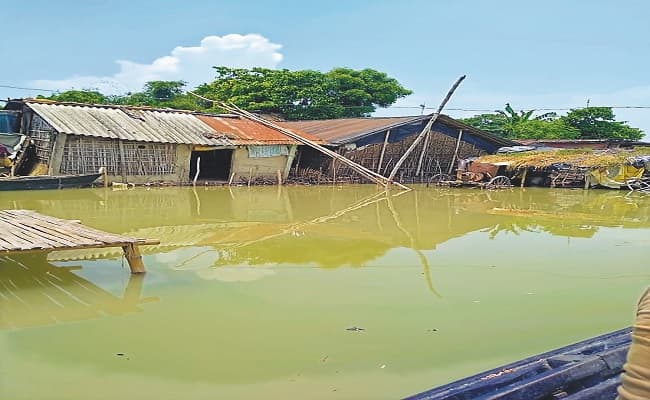 बिहार: नेपाल में हुई बारिश से बाढ़ जैसे हालात, कटाव से ग्रामीणों में दहशत, जानें बागमती व गंगा का हाल..