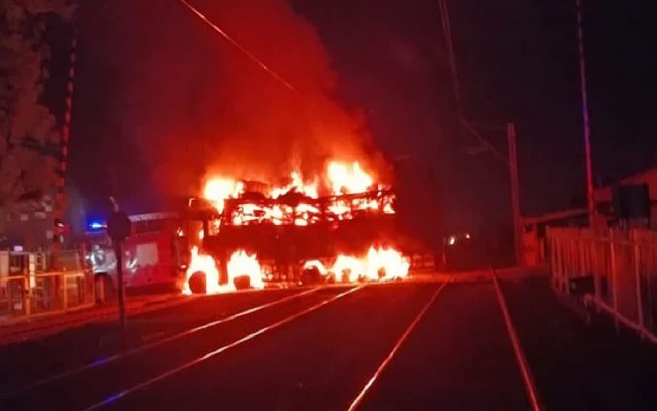 छत्तीसगढ़:  सकरेली रेलवे फाटक के बीच फंसे ट्रक में लगी आग, 7 घंटे तक ट्रैक और NH जाम