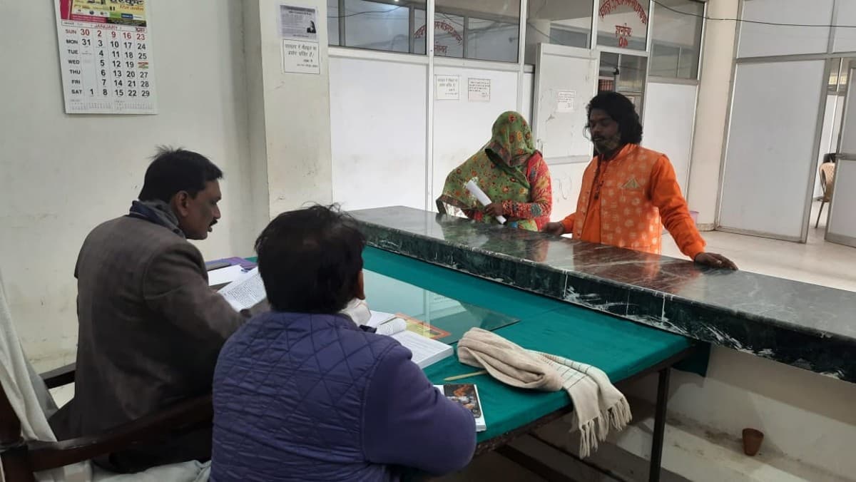 अलीगढ़ में दूसरे दिन भी नहीं किया किसी ने नामांकन, 32 ने खरीदे नामांकन पत्र