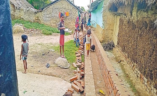 गली-नाली योजना: घटिया साम्रगी के इस्तेमाल पर बुरे फंसे मुखिया जी, ग्रामीणों से भिड़ंत, दो घायल