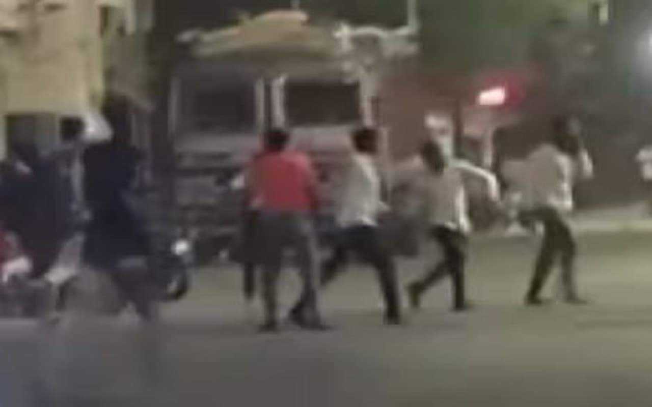 महाराष्ट्र: अकोला में दो गुटों के बीच हिंसक झड़प में एक की मौत, 3 पुलिसकर्मी घायल,  धारा 144 लागू
