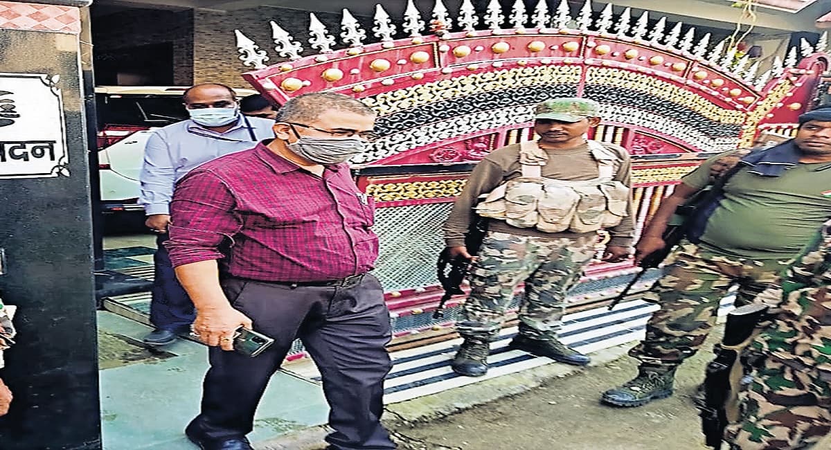 अवैध बालू खनन: ढाई साल के वेतन को नहीं लगाया हाथ, फिर भी दागी थानेदार ने बना ली 50 लाख की संपत्ति