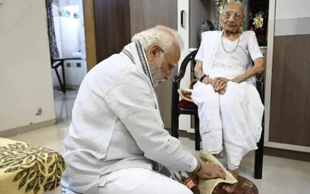 Heeraben Modi Biography: हीरा बा ने दिया ‘देश का नेतृत्वकर्ता’ और परदे के पीछे से देती रहीं साथ…