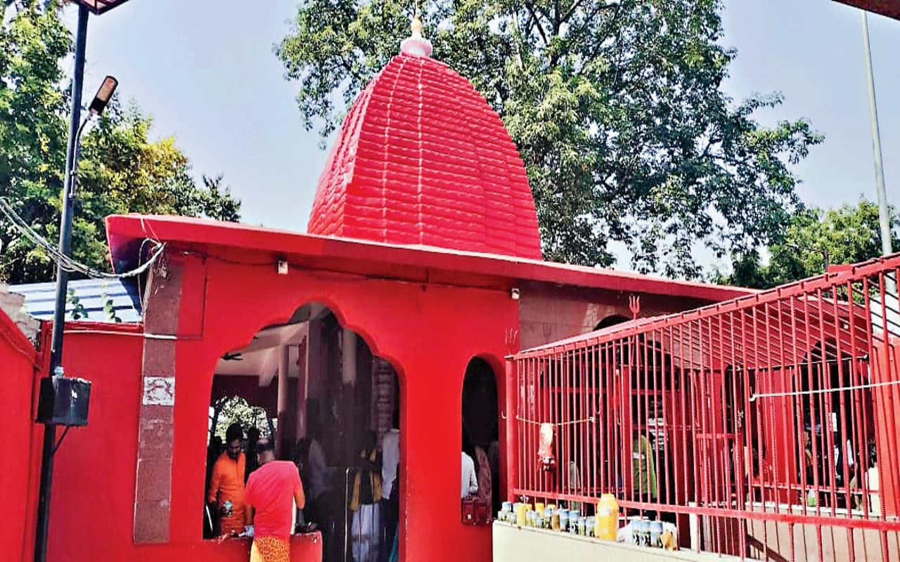 झारखंड ही नहीं देश के अन्य राज्यों में भी प्रसद्धि है कतरास का यह मंदिर, यहां से कोई खाली हाथ नहीं लौटता झारखंड ही नहीं देश के अन्य राज्यों में भी प्रसद्धि है कतरास का यह मंदिर, यहां से कोई खाली हाथ नहीं लौटता