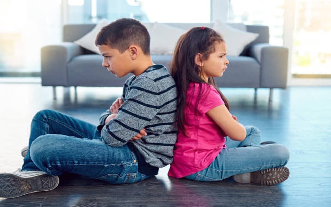 मध्य प्रदेश: चलती कार की बोनट पर लटकी महिला को घसीटा, तीन पुलिसकर्मी निलंबित