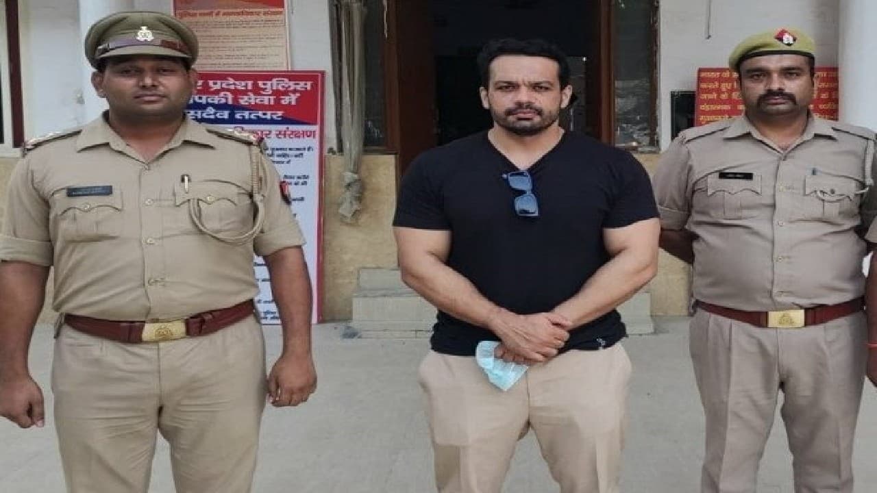 Gaurav Taneja: यूट्यूबर गौरव तनेजा को मेट्रो में जन्मदिन मनाना पड़ा महंगा, जानें क्या है पूरा मामला