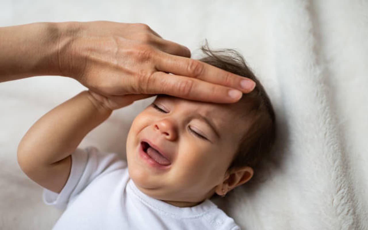 Viral Fever: वायरल बुखार के मौसम में रहें सावधान, इन बातों का रखें ध्यान