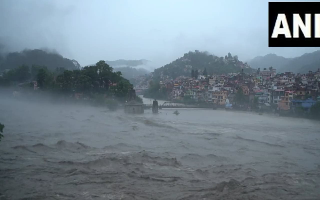 Weather Updates: यमुना के बाद अब गंगा ने दिखाया रौद्र रूप, पानी पानी हुआ उत्तराखंड, फिर मच सकती है तबाही