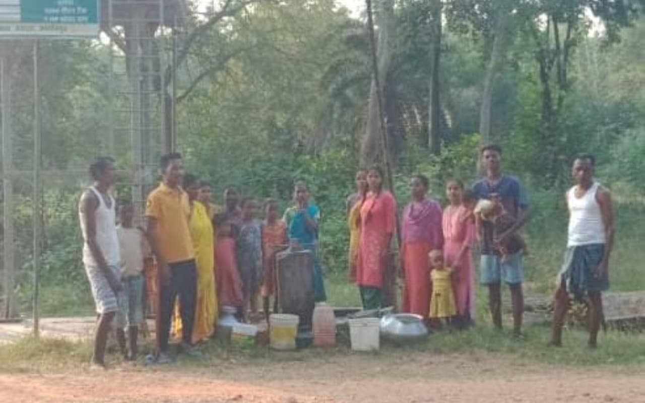 जमशेदपुर : एक साल से जलमीनार खराब, कुआं का पानी पी रहे ग्रामीण
