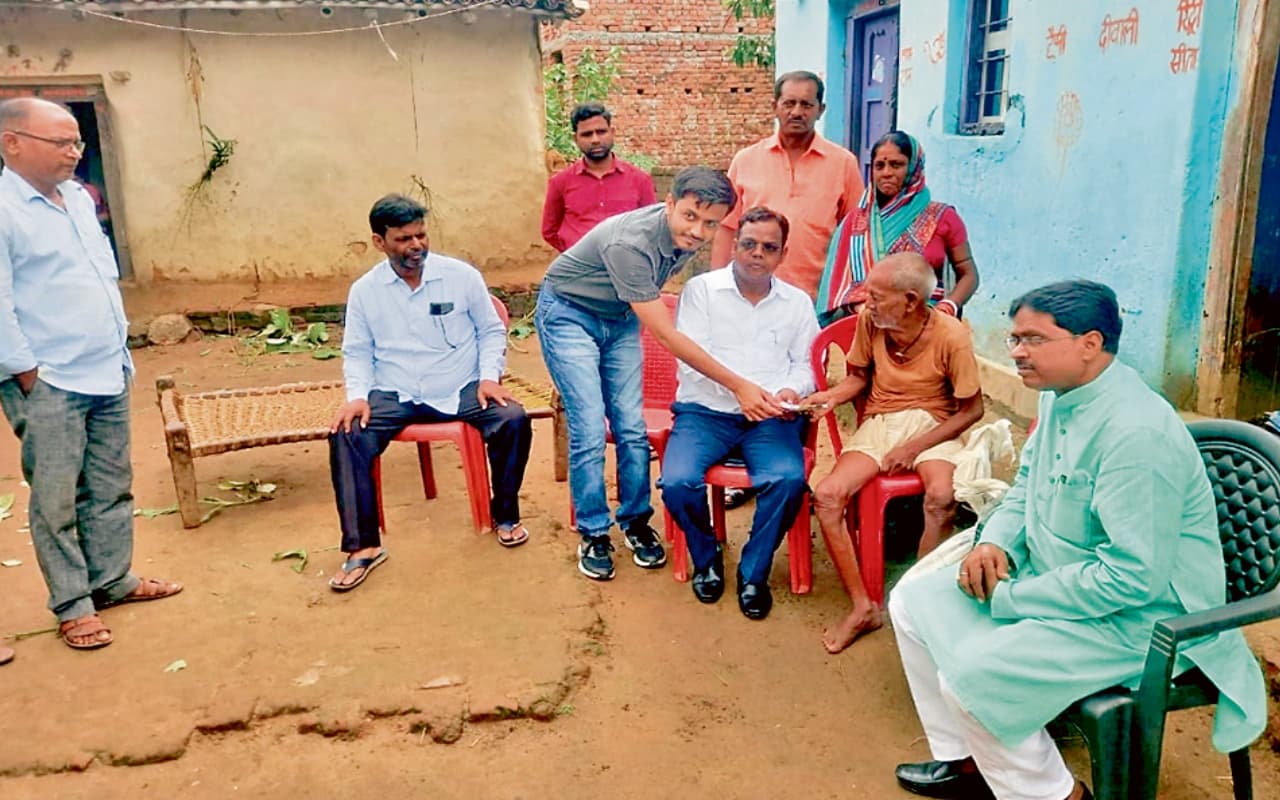 प्रभात खबर इंपैक्ट : ग्रामीणों के कहने पर मृत घोषित कर दिया था हुरो को, उपायुक्त ने कार्रवाई का दिया आदेश