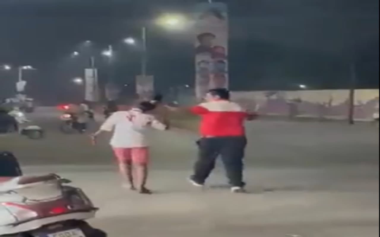 लड़की ने शादी से किया इनकार तो सिरफिरे आशिक ने बाल पकड़कर सड़क पर घसीटा, गंडासे से किया हमला, देखें वीडियो