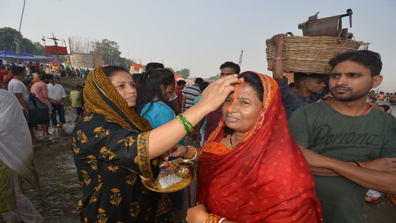पटना में घाटों पर सिर पर दउरा उठाये पहुंचे भक्त, अस्ताचलगामी सूर्य को व्रतियों ने दिया पहला अर्घ्य
