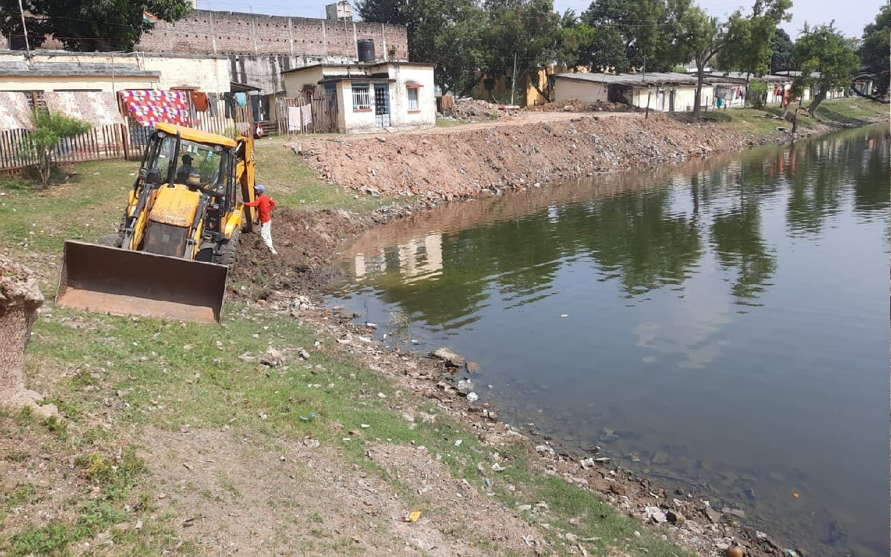 West Bengal: पानागढ़ में छठ पूजा के लिए जेसीबी से घाट का निर्माण कार्य युद्ध स्तर पर जारी