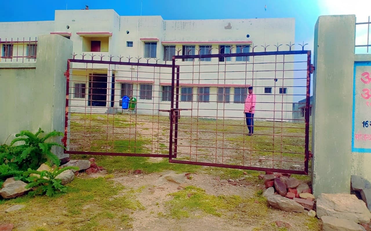 झारखंड: बदहाल हैं करोड़ों की लागत से बने सरकारी स्वास्थ्य उपकेंद्र, ग्रामीण प्राइवेट में इलाज कराने पर मजबूर