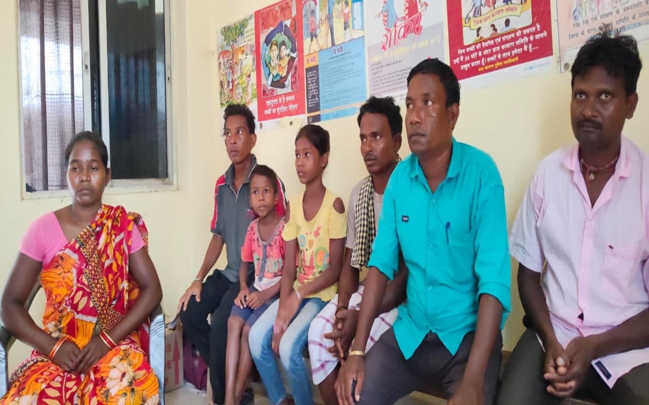 Jharkhand News : झारखंड में 2 बच्चों की मां ने भागकर की दूसरी शादी, महिला थाना पहुंचे बच्चे क्या बोले Jharkhand News : झारखंड में 2 बच्चों की मां ने भागकर की दूसरी शादी, महिला थाना पहुंचे बच्चे क्या बोले