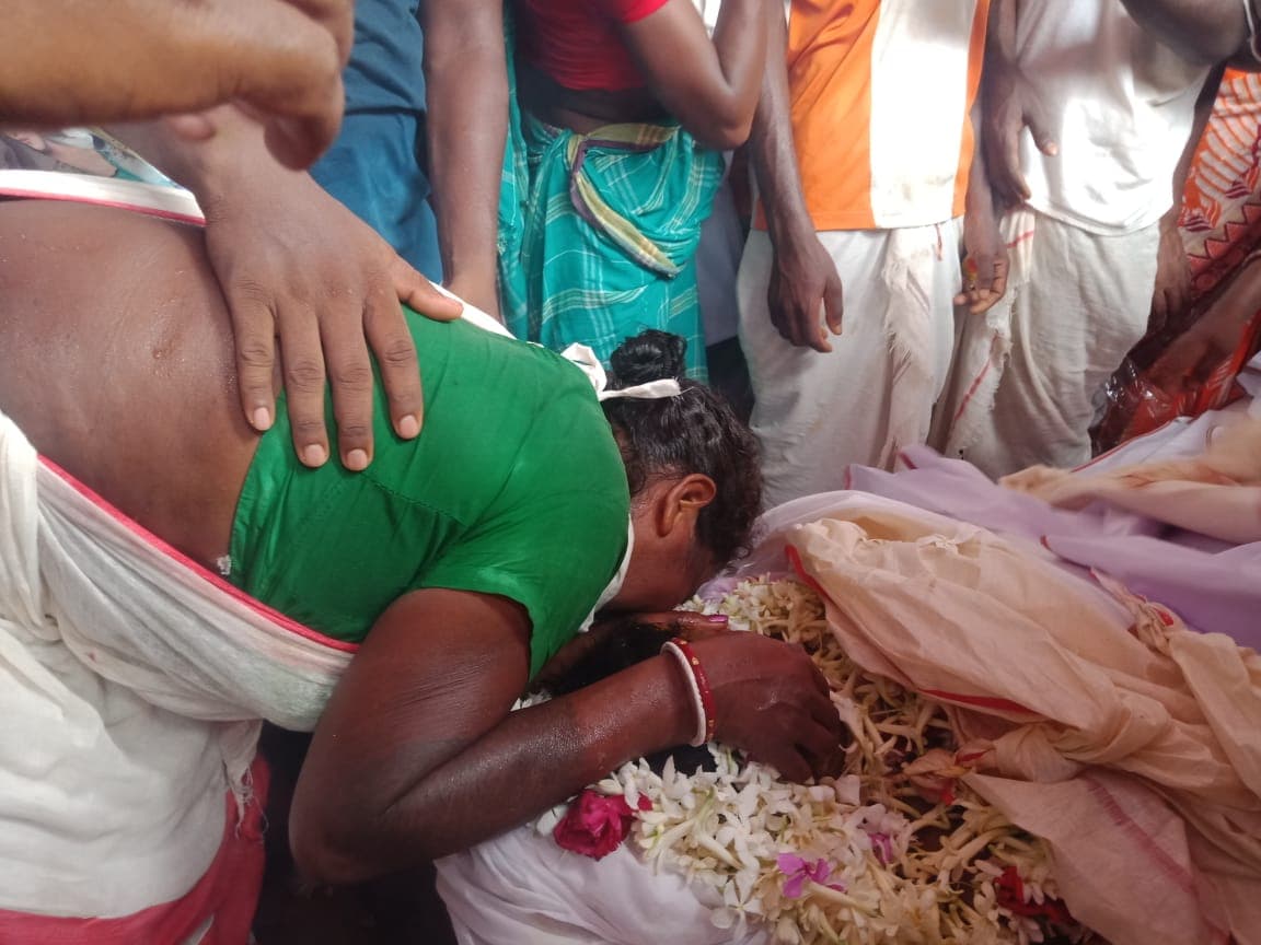 In PICS : शहीद गणेश हांसदा को श्रद्धांजलि देने उमड़ा जनसैलाब, बेटे के माथे को चूम दहाड़ें मारकर रोने लगी मां