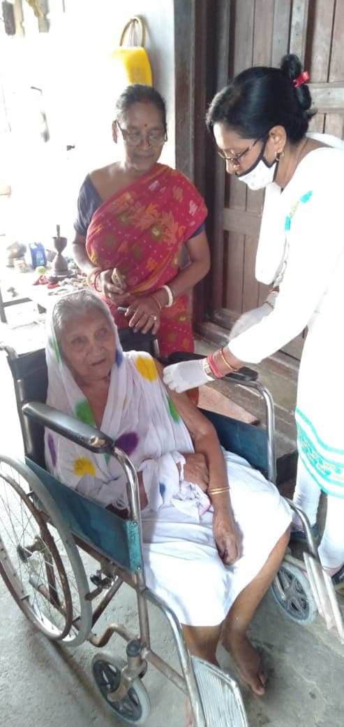 Corona Vaccination In Jharkhand : 101 वर्ष की बुजुर्ग मोहिनी एवं 90 वर्षीय सत्यराजन ने लगवाया कोरोना का टीका, कोरोना संक्रमण से सुरक्षित व स्वस्थ रहने का दिया संदेश