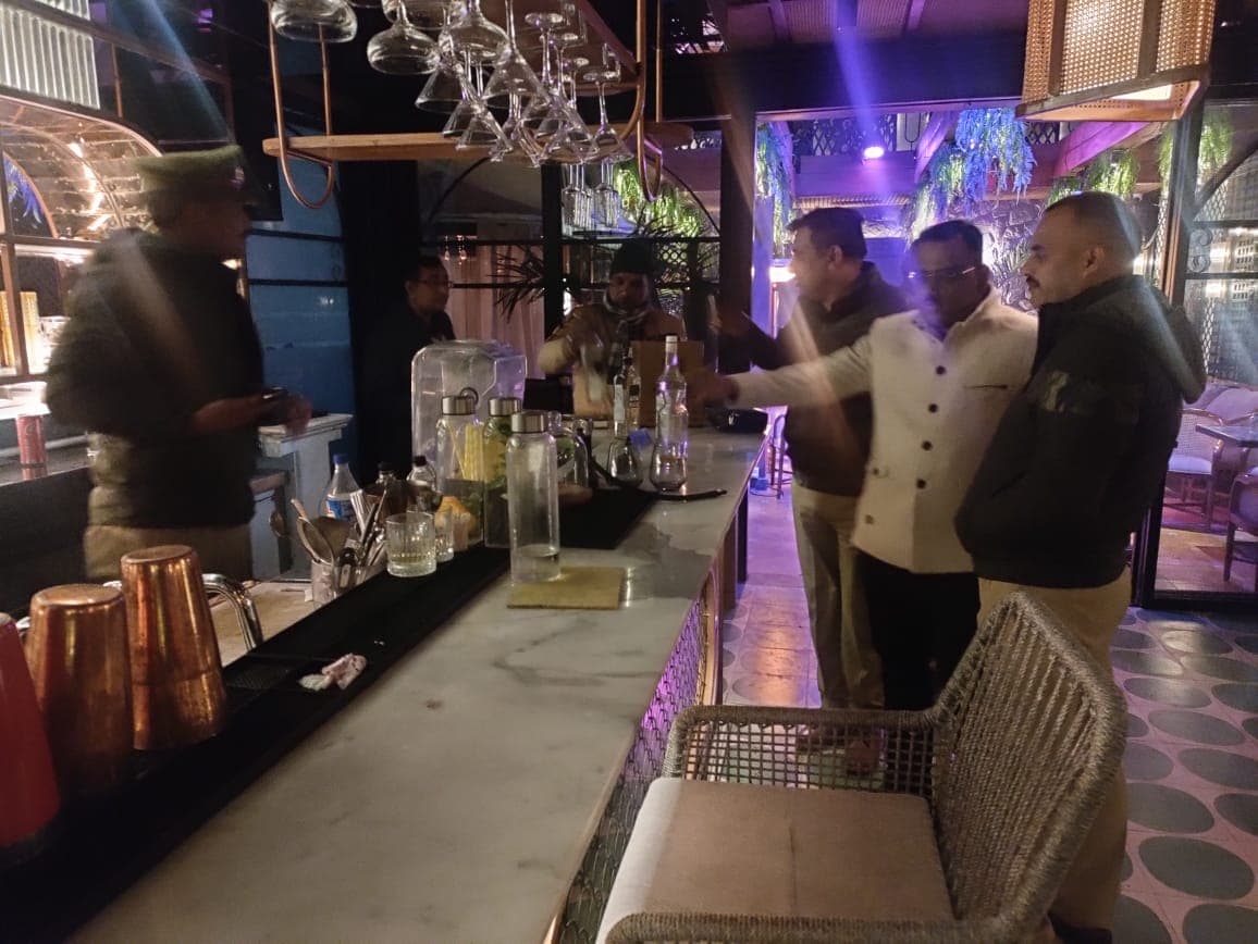 Ghaziabad Crime: रेस्टोरेंट में विदेशी लड़कियों का डांस और परोसी जा रही थी शराब, FIR दर्ज, ऐसे हुआ खुलासा...