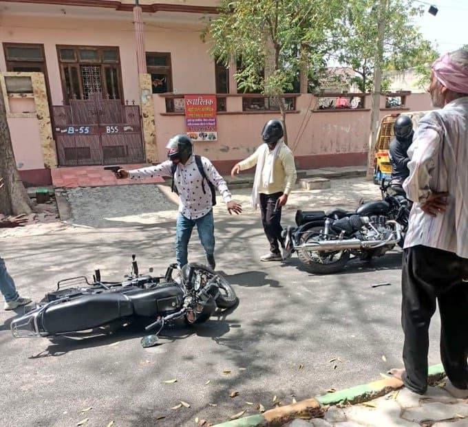 Ghaziabad News: बदमाशों को नहीं बुलडोजर बाबा का खौफ, पेट्रोल पंप कर्मचारियों से 25 लाख की नगदी लेकर फरार