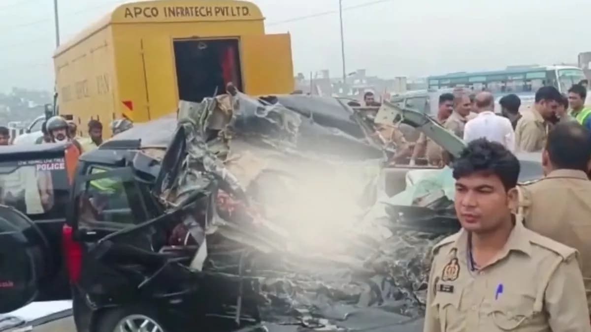 UP News: गाजियाबाद में दिल्ली-मेरठ एक्सप्रेस वे पर भीषण हादसा, स्कूल बस और कार की टक्कर में छह लोगों की मौत