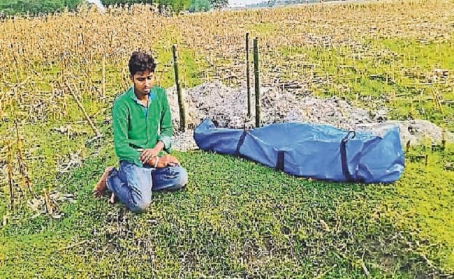 कोरोना संक्रमित शव के दाह संस्कार के लिए मांगे 25 हजार रुपये, गांव लाकर बेटे ने खुद की अंत्येष्टि, नहीं शामिल हुए ग्रामीण
