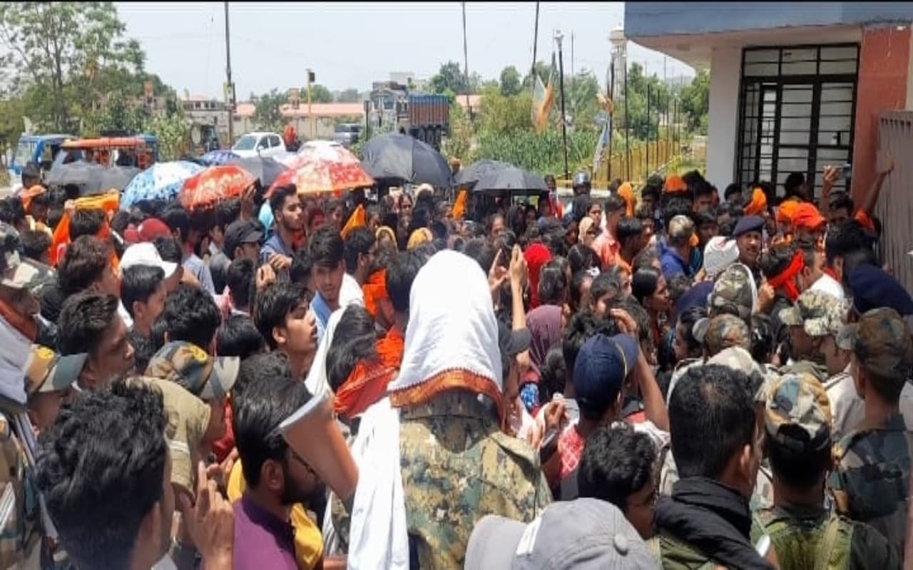 झारखंड बोर्ड 11वीं की रिजल्ट में सुधार की मांग को लेकर गिरिडीह में छात्रों ने दिया धरना, जमकर की नारेबाजी