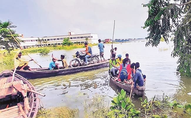 PHOTO: बक्सर में गंगा का विकराल रूप, घरों में घुसा बाढ़ का पानी, सड़कों पर चलने लगी नाव, पलायन जारी