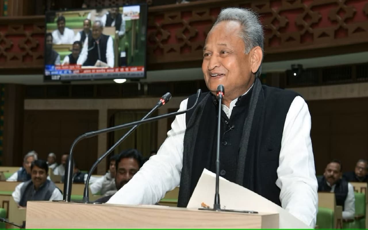 Rajasthan: पुराने बजट भाषण को 8 मिनट तक पढ़ते रहे सीएम गहलोत, मानवीय भूल बताकर मांगी माफी