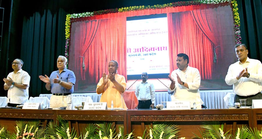 UP News: सीएम योगी ने 11 लाख ग्रामीणों  को सौंपा घरौनी, आवास पर मालिकाना हक दिलाएगा ये प्रमाण पत्र