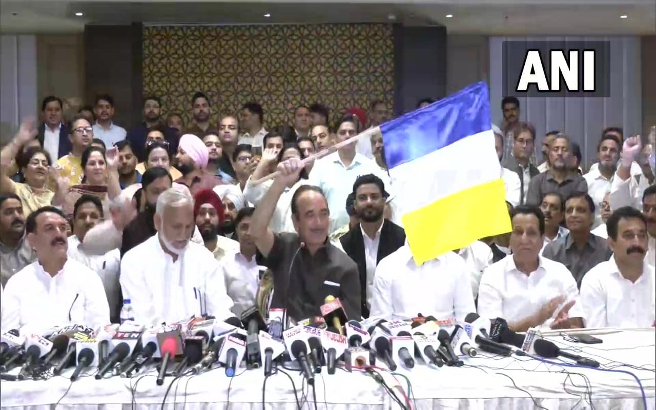 Ghulam Visit Jammu: गुलाम नबी आजाद ने अपनी पार्टी का नाम रखा 'डेमोक्रेटिक आजाद पार्टी', ये है झंडे का रंग