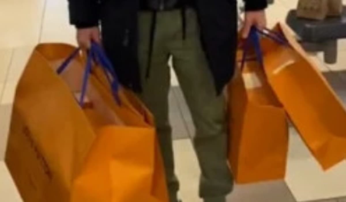 बॉस ने कर्मचारियों को चौंकाया, गिफ्ट किये एक लाख रुपये के बैग! जानें कौन है वह दिलदार