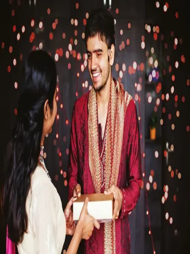 Raksha Bandhan 2023: रक्षाबंधन पर अपनी बहनों को भाई क्या दें तोहफा, आजमाएं ये सुझाव