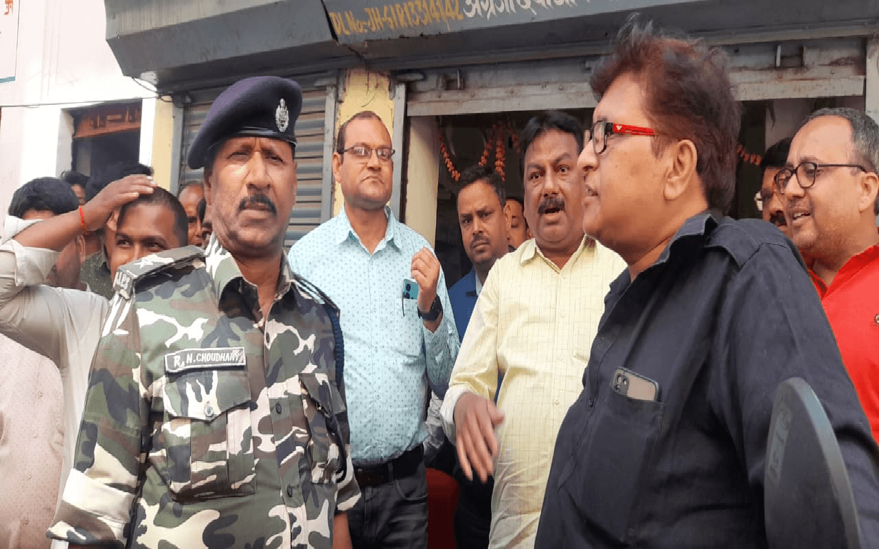 गिरिडीह में पकड़ा गया फर्जी ड्रग इंस्पेक्टर, मेडिकल दुकानों में घूम-घूमकर कर रहा था वसूली