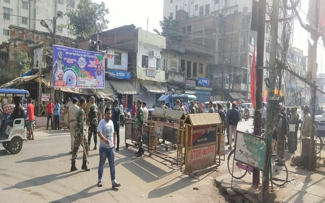 चक्रधरपुर में कमलदेव गिरि की हत्या के चौथे दिन बाद खुली दुकानें, शहर में यात्री वाहनों की चहल-पहल शुरू