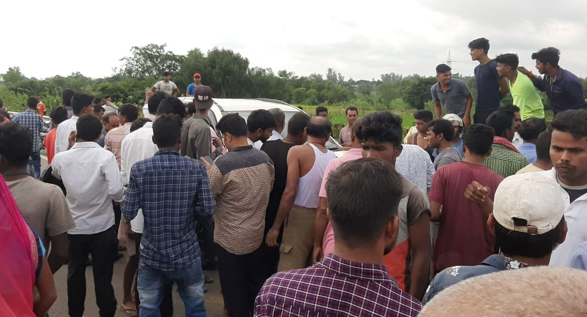 झारखंड में शराब लदी कार-बाइक में जोरदार टक्कर, 1 की मौत, 2 घायल, धू-धूकर जल गयी बाइक