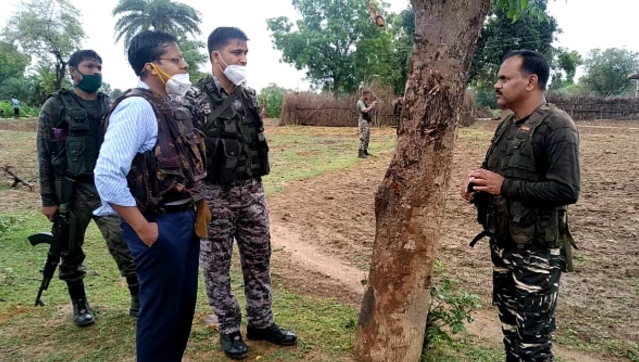 गिरिडीह : हत्या के आरोपियों को जिंदा जलाने की कोशिश, नाराज ग्रामीणों ने की एक की हत्या, पुलिसकर्मी भी चोटिल