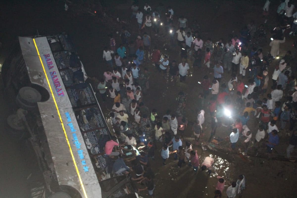 झारखंड: गिरिडीह में यात्री बस नदी में पलटी, तीन यात्रियों की मौत, 20 घायल, सीएम हेमंत सोरेन ने जताया दु:ख