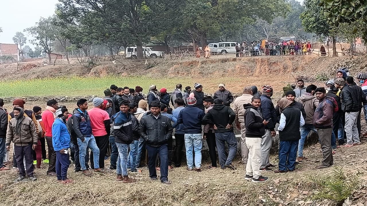 Jharkhand News: खलिहान में खेल रहे बच्चे की किडनैपिंग के बाद शव बरामद, 5 गिरफ्तार, ग्रामीणों में आक्रोश Jharkhand News: खलिहान में खेल रहे बच्चे की किडनैपिंग के बाद शव बरामद, 5 गिरफ्तार, ग्रामीणों में आक्रोश