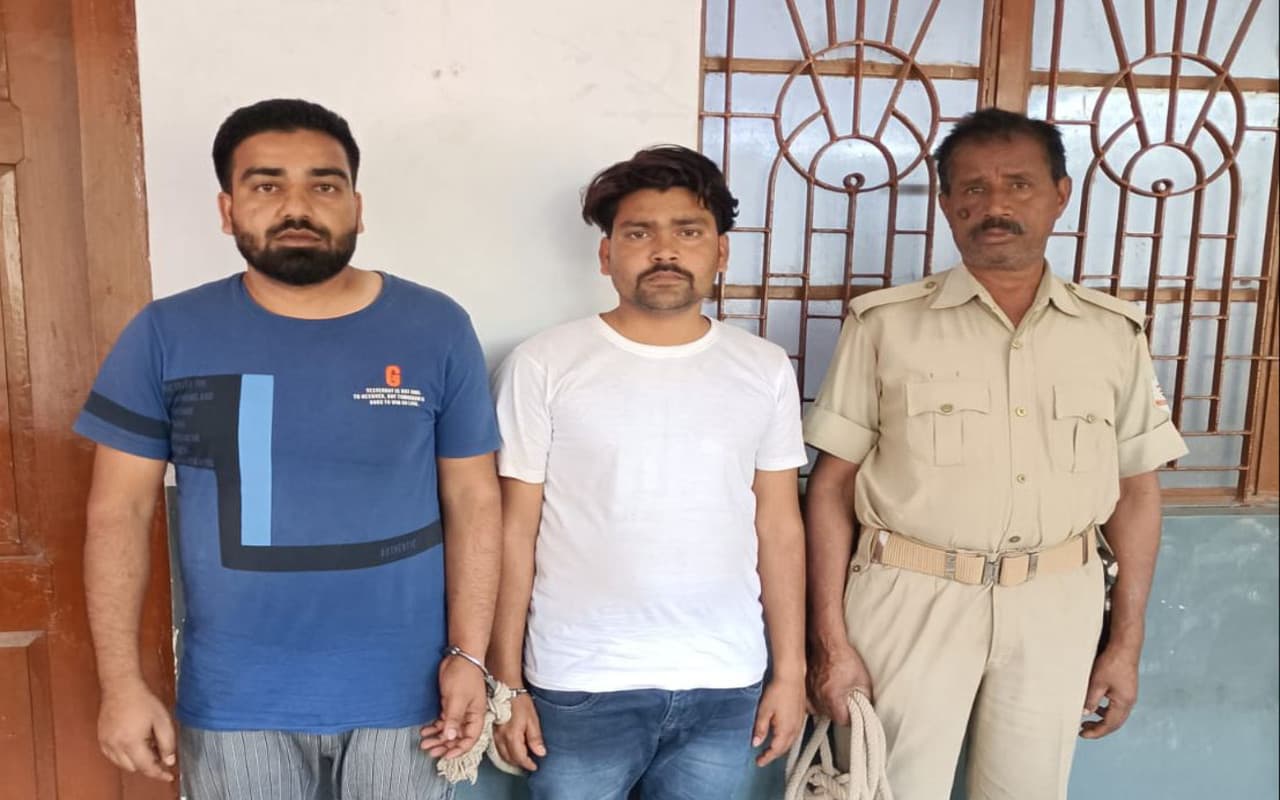 Jharkhand News: गिरिडीह का एक कपड़ा व्यवसायी निकला साइबर क्रिमिनल, 20 लाख से अधिक ट्रांजेक्शन के मिले सबूत Jharkhand News: गिरिडीह का एक कपड़ा व्यवसायी निकला साइबर क्रिमिनल, 20 लाख से अधिक ट्रांजेक्शन के मिले सबूत