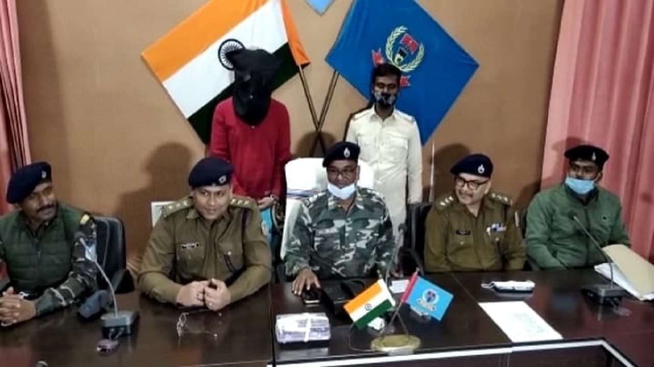 Jharkhand News: प्रतिरोध दिवस के दौरान भाकपा माओवादी को विस्फोटक सप्लाई करने वाले तीन नक्सली गिरफ्तार Jharkhand News: प्रतिरोध दिवस के दौरान भाकपा माओवादी को विस्फोटक सप्लाई करने वाले तीन नक्सली गिरफ्तार