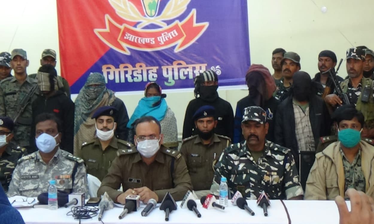 इनामी जोनल कमांडर पति-पत्नी समेत 6 नक्सलियों को गिरिडीह पुलिस ने किया गिरफ्तार, दुमका से भी मिले कई हथियार