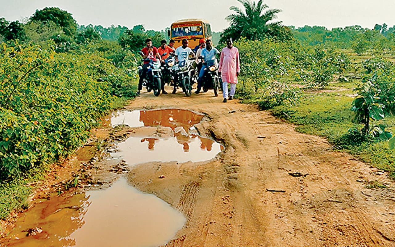 25 गांवों को जोड़ने वाली गिरिडीह के धनवार प्रखंड की चार सड़कों की हालत जर्जर, 50 हजार की आबादी प्रभावित